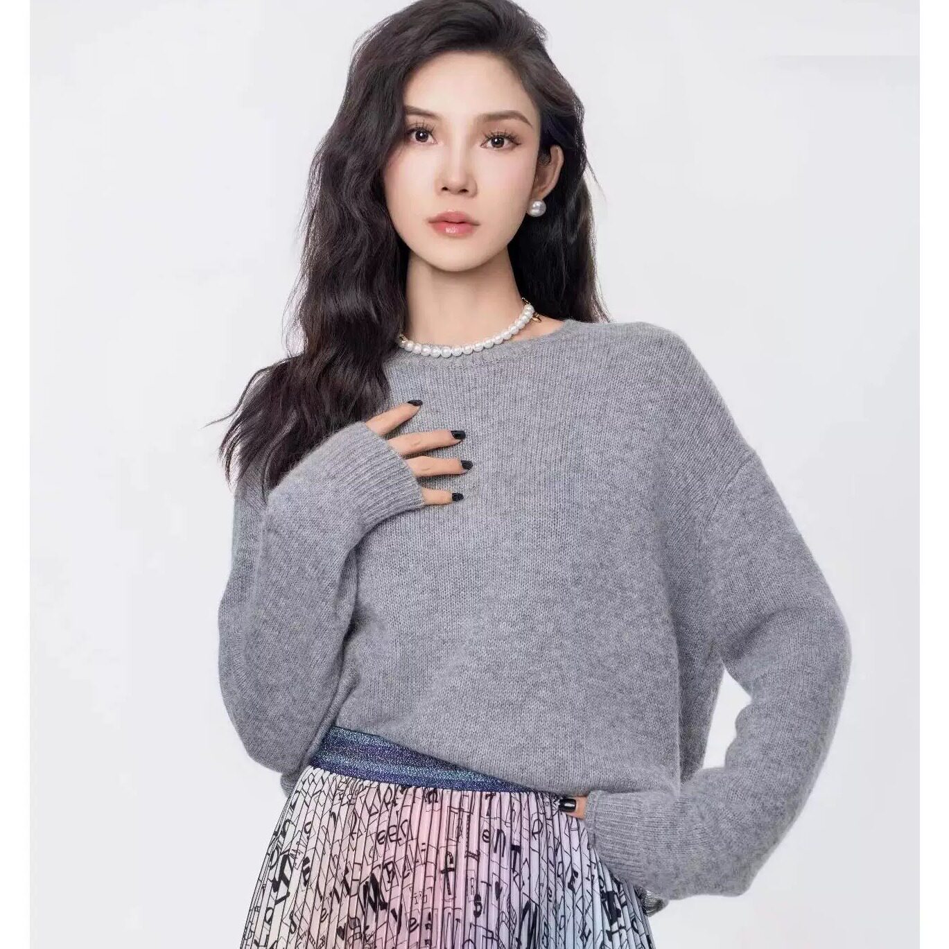 阿玛施秋冬新款休闲感破洞圆领纯色绵羊毛女装毛衣针织衫5399761