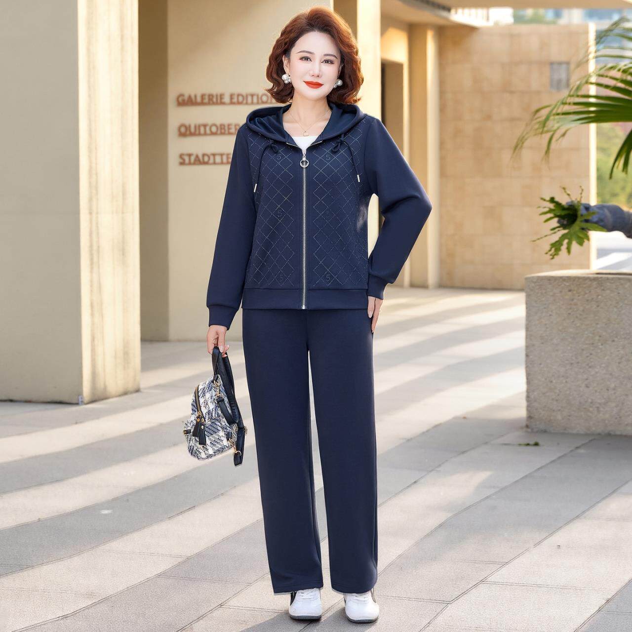 中年妈妈春装运动套装洋气中老年女装连帽减龄外套时尚宽松两件套