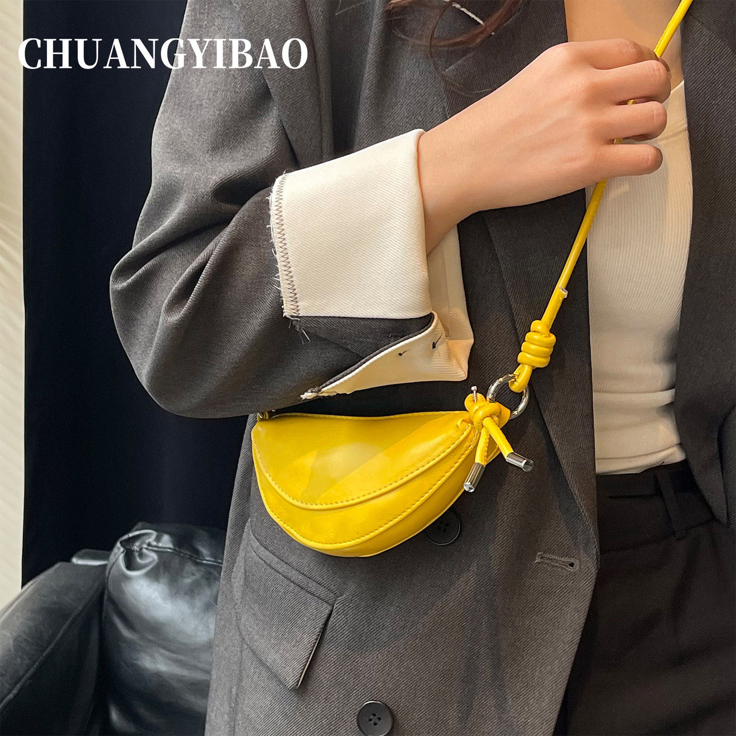 黄色超火精致迷你小牛角包包女2026新款高级感轻奢小众斜挎饺子包