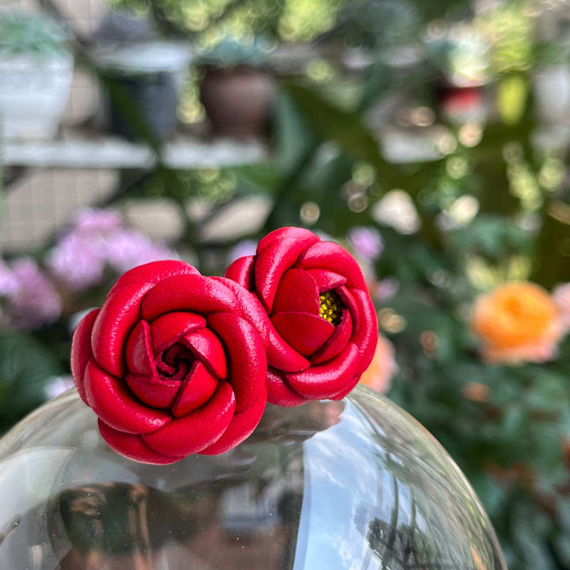 送你一朵小红花配饰立体真皮花朵山茶花胸针红色胸花小众创意礼物