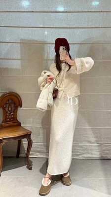 随性自然 气质米白色2025秋冬新品时髦穿搭圆领拉链羊绒针织开衫