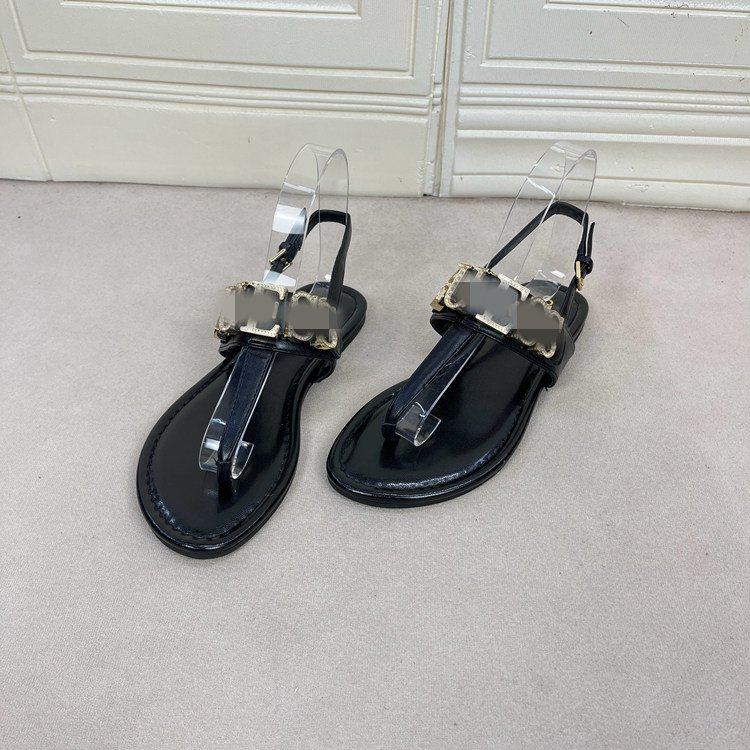 外贸原单女鞋时尚圆头平底夹趾金属标带钻气质百搭新款一字扣凉鞋