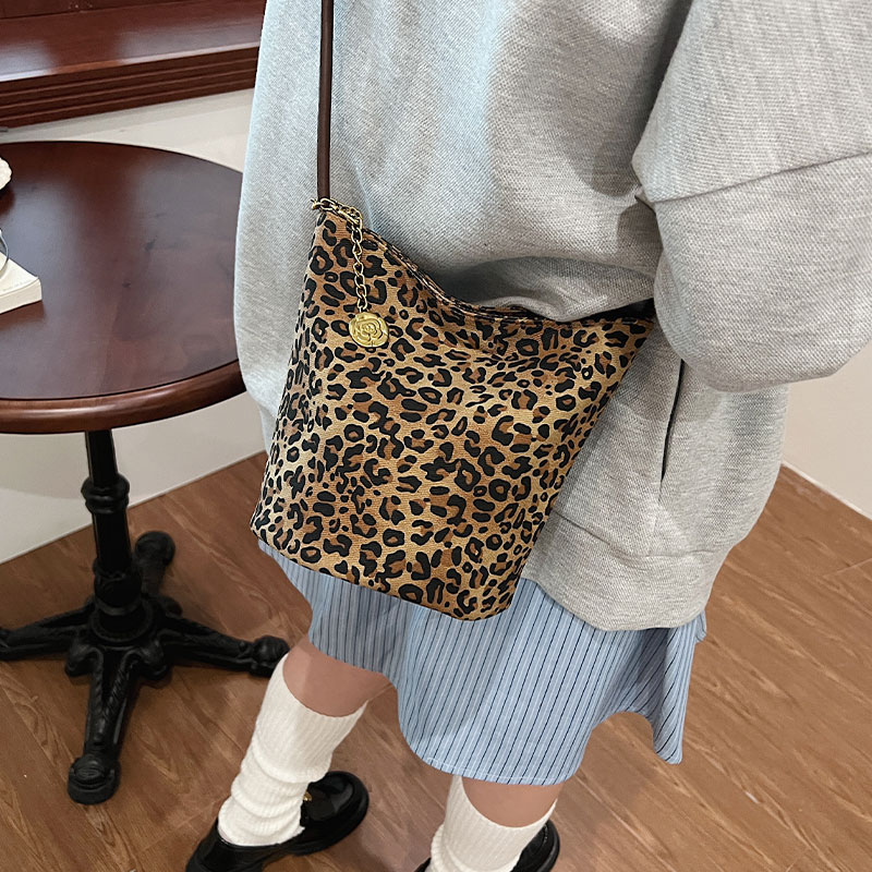 单肩腋下包休闲百搭斜挎水桶包