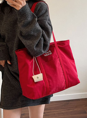 简约红色帆布包包女2026新款休闲单肩通勤包百搭轻便大容量托特包