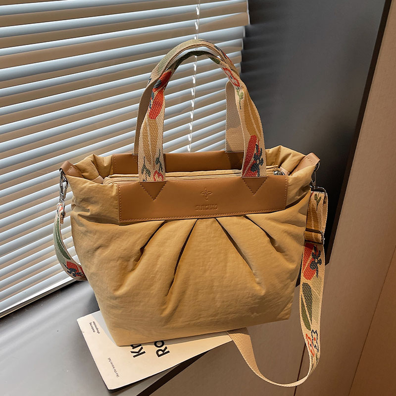 大容量尼龙布包包女2025新款时尚百搭斜挎包高级感手提通勤托特包