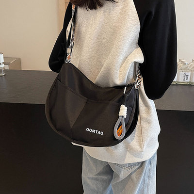 通勤包百搭大容量斜挎饺子包