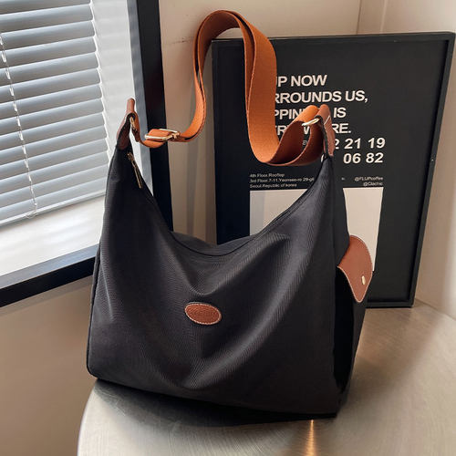 高级感单肩通勤包斜挎饺子包