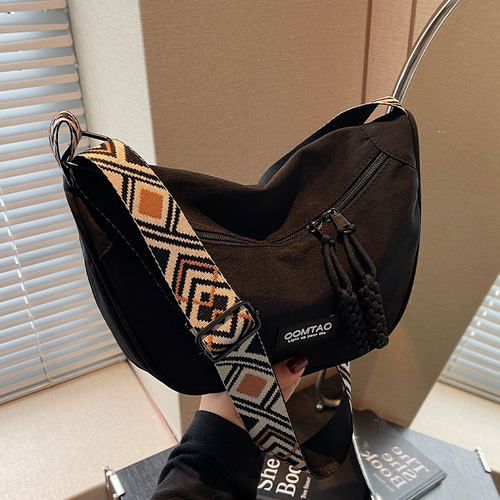 休闲尼龙布斜挎饺子包单肩通勤包