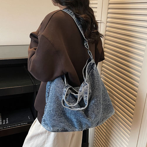 大容量牛仔布托特包通勤斜挎包