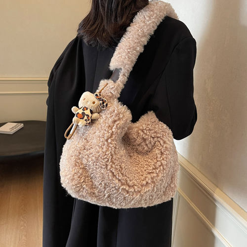 大容量羊羔毛斜挎包单肩通勤包