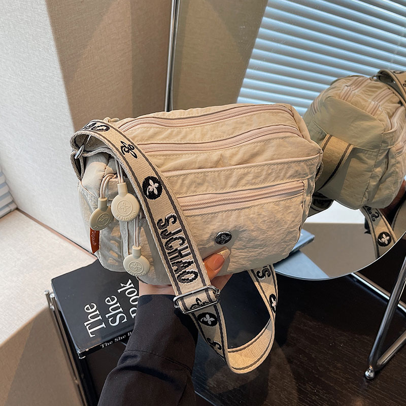 轻便斜挎包女小众单肩通勤包
