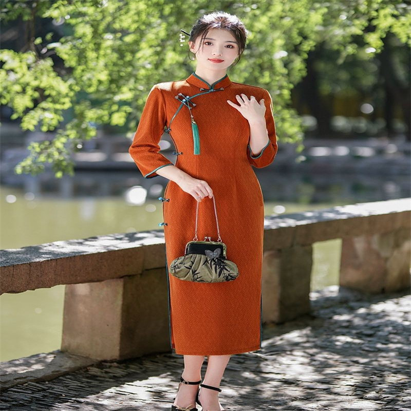 老上海女人旗袍2025秋冬款年轻改良橙色加厚保暖七分袖宴会连衣裙