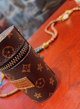 原创新款老山檀斜挂来经典老花皮革口红文玩收纳筒包