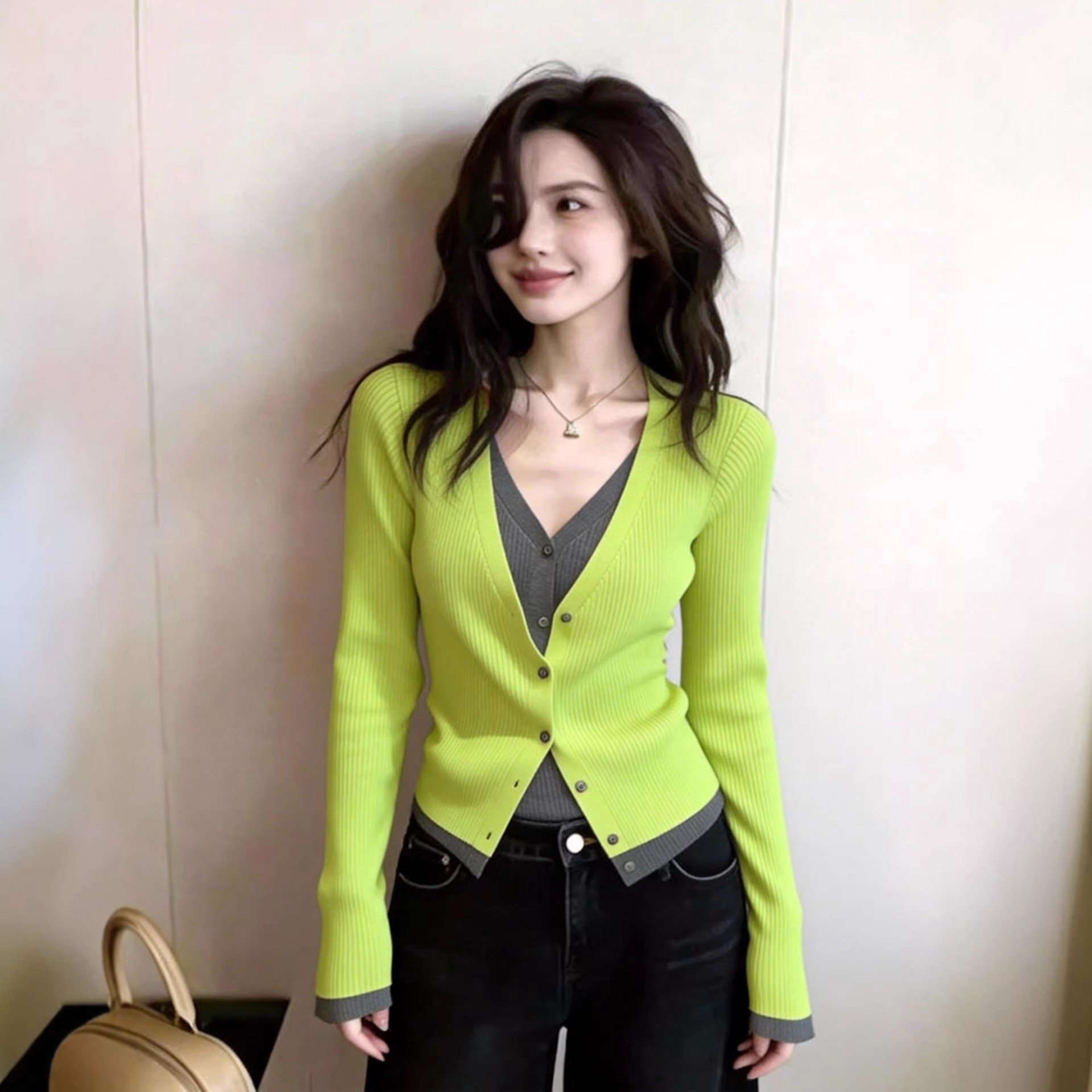 绿色V领拼接设计感假两件上衣2026春季女装新款修身单排扣针织衫
