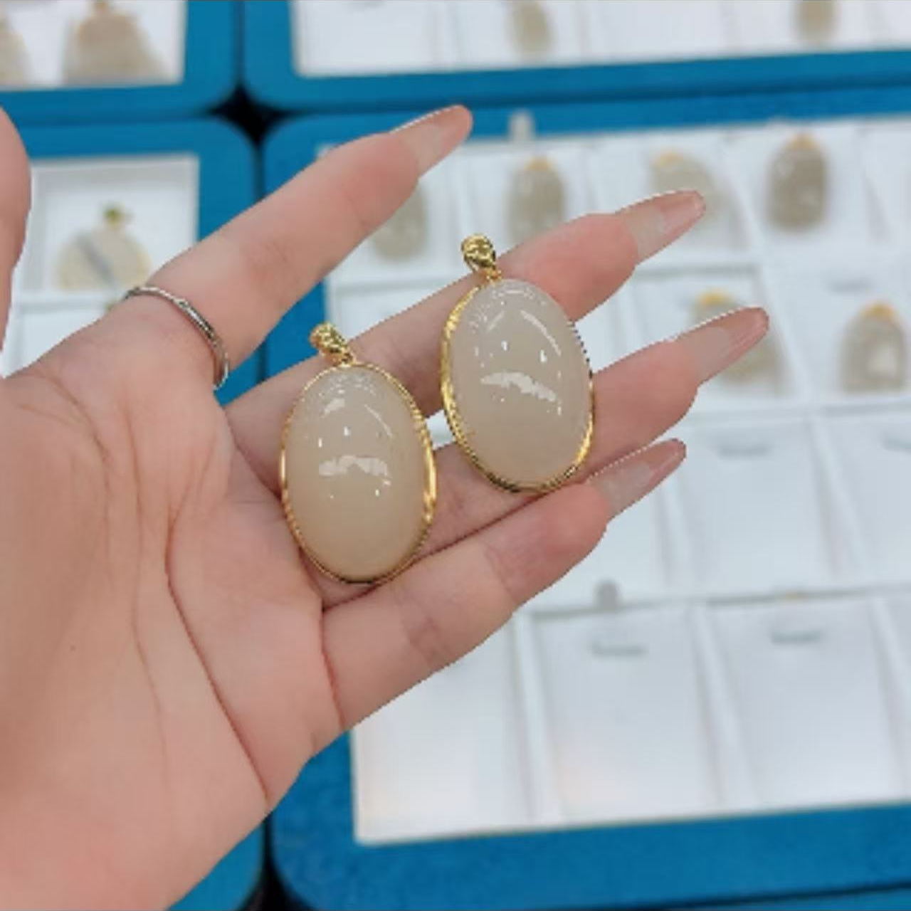 18K金和田玉吊坠-约30*20mm-多样性发货-CB万