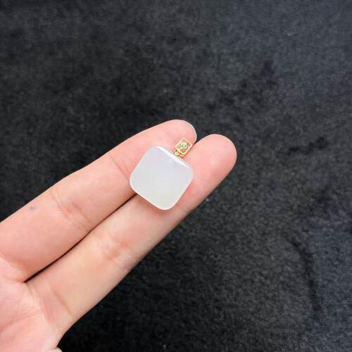 18k和田玉吊坠-约16×16×5mm- DY一 - 多样性发货-A3490