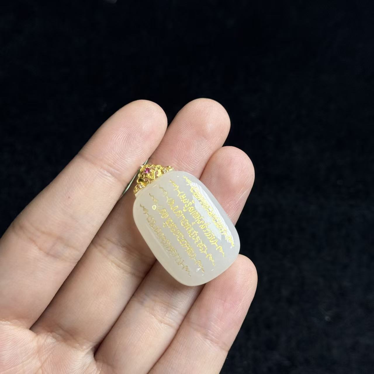 18K和田玉无事牌五条吊坠-约32*20*8mm-多样性发货-YSP金-B4019