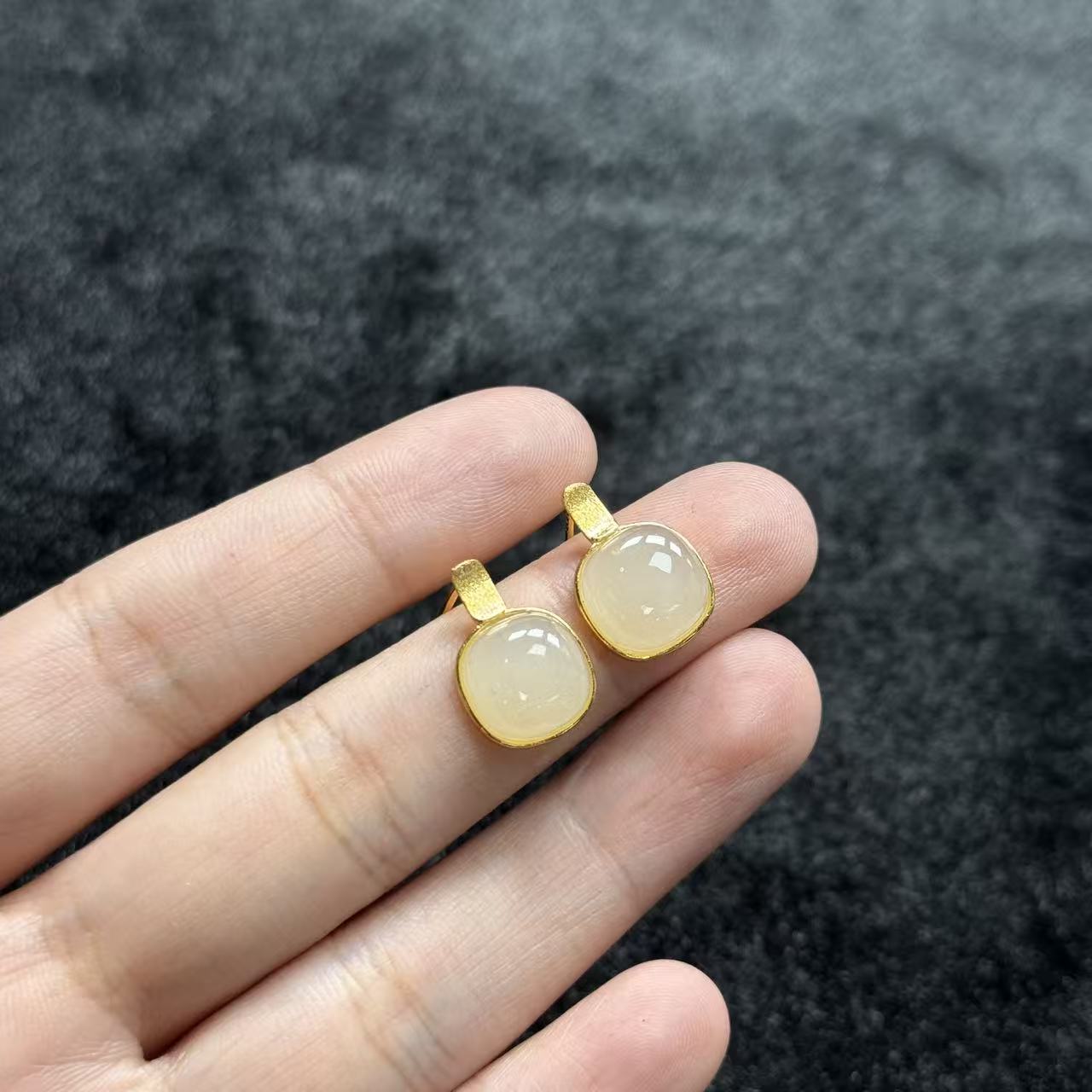 s925银和田玉耳钉-约11*5mm-多样性发货-Y欣B1326