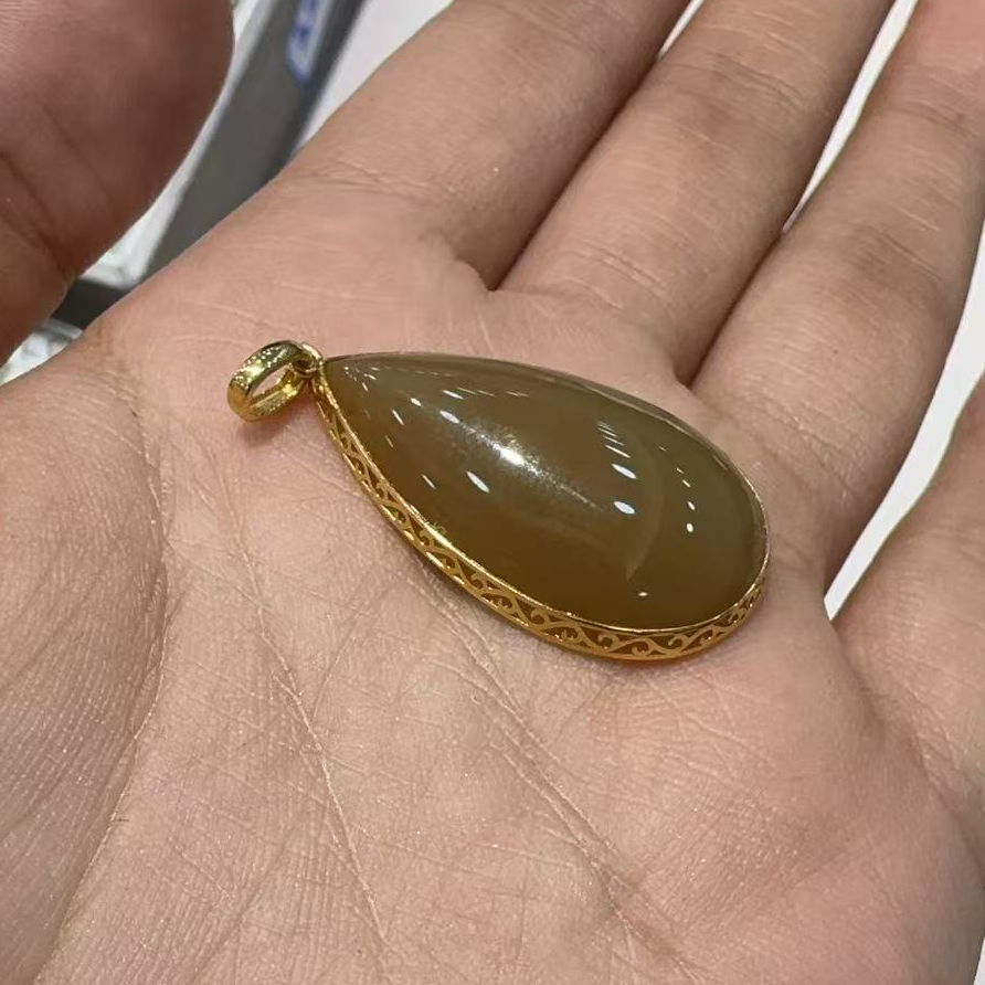 18K金和田玉水滴吊坠-约31*17*6-多样性发货-J林