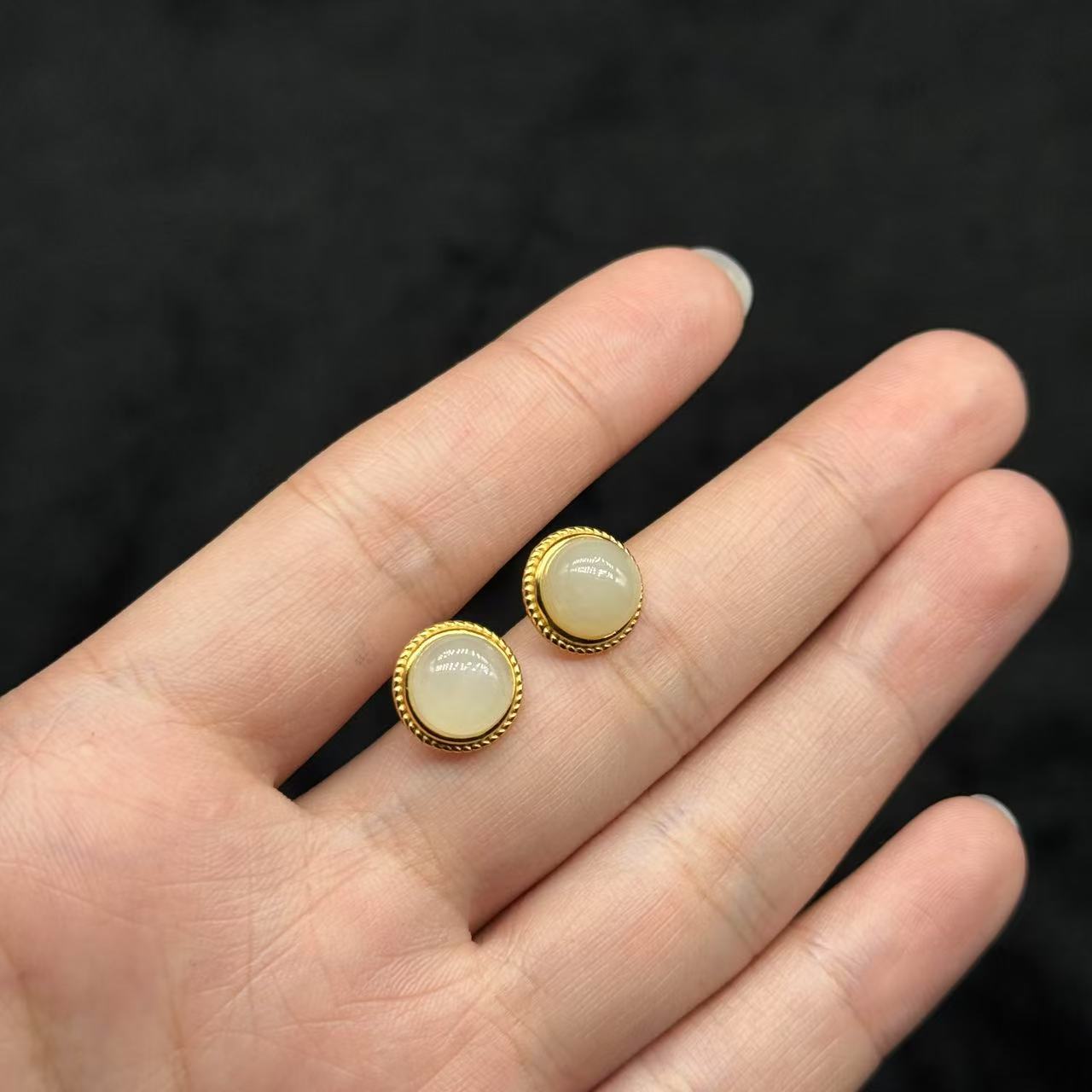 s925和田玉白玉耳钉-约8mm-多样性发货-N百-Y3127