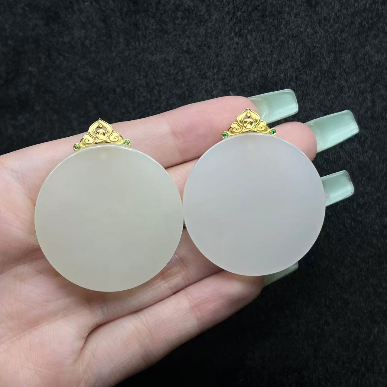 18K金和田玉圆牌吊坠-约35*5mm-多样性发货-YSP金