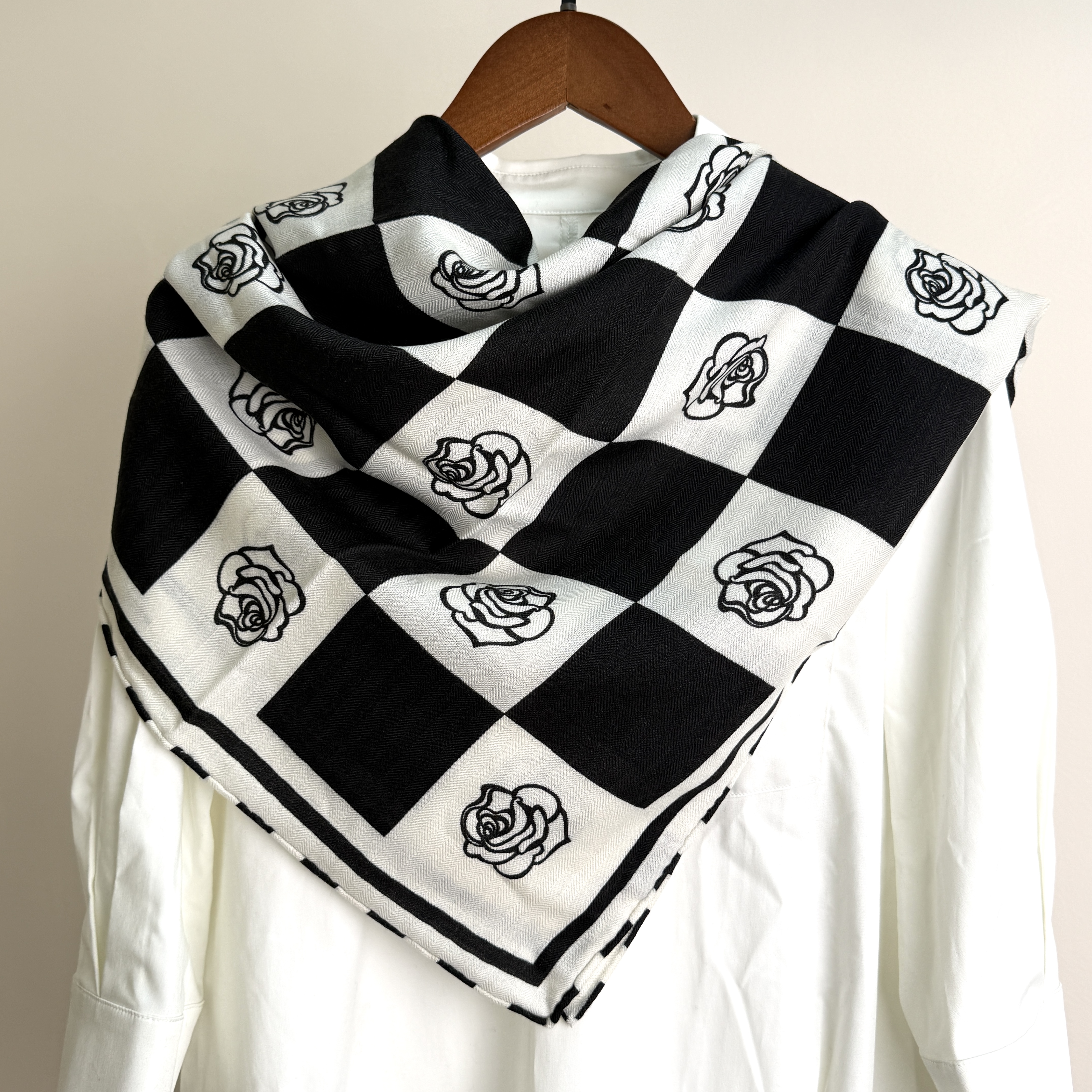 好货黑白格子玫瑰丝毛四季时尚通勤百搭丝巾披肩围巾90cm方巾