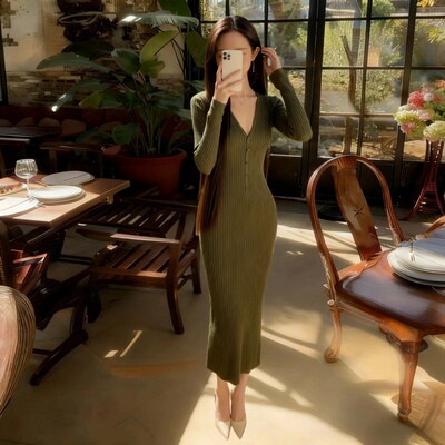绿色针织连衣裙秋冬新款高级感气质轻奢御姐修身风情万种的长裙子
