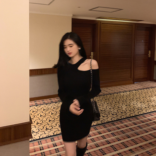 针织连衣裙女秋冬修身黑色露肩纯欲风性感紧身打底毛衣包臀连衣裙