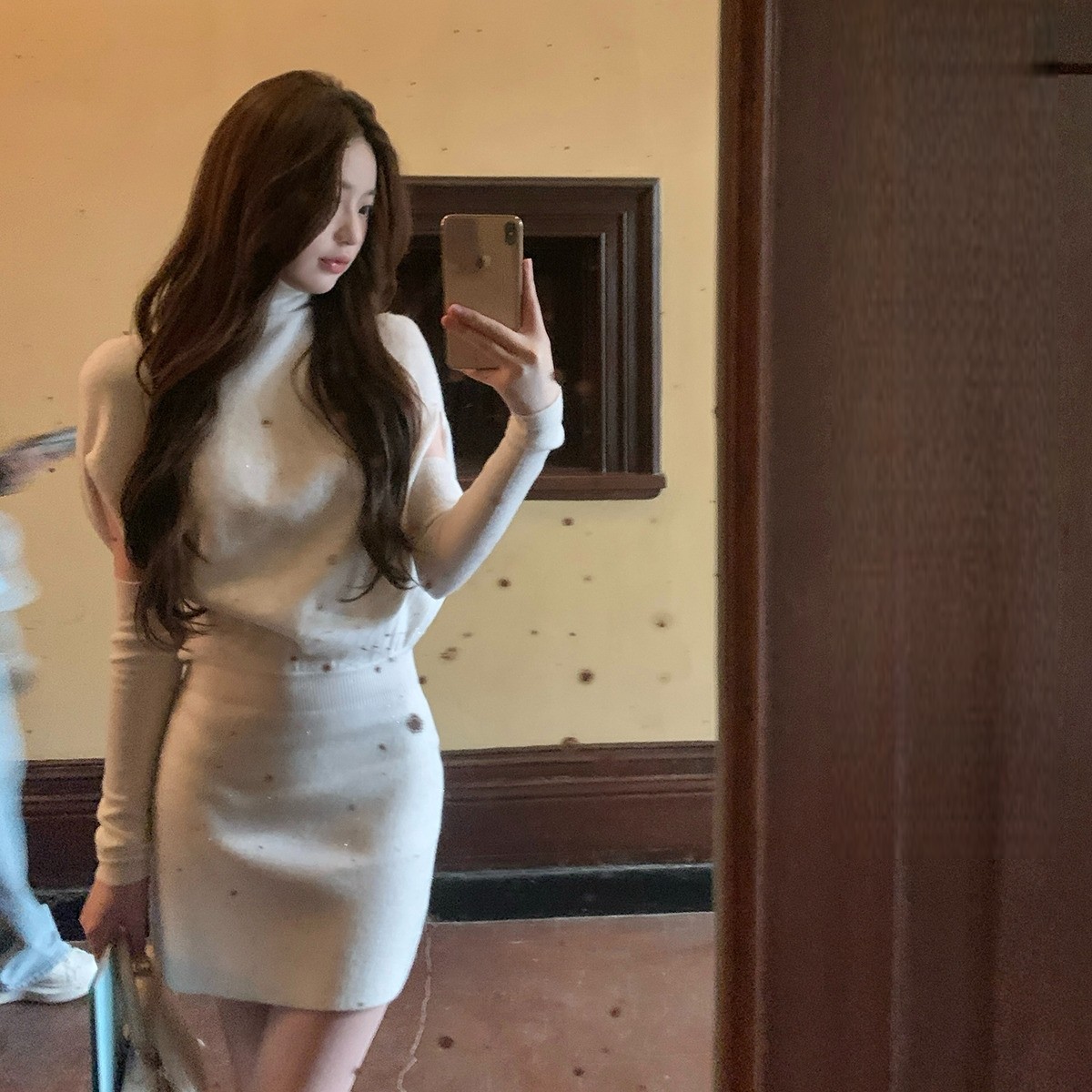 富家千金miu系穿搭秋冬名媛御姐生日裙子高领针织包臀白色连衣裙