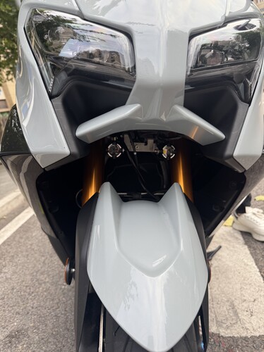 雅马哈tmax560 22-25款射灯支架 中间位置不会嗑到挡泥板