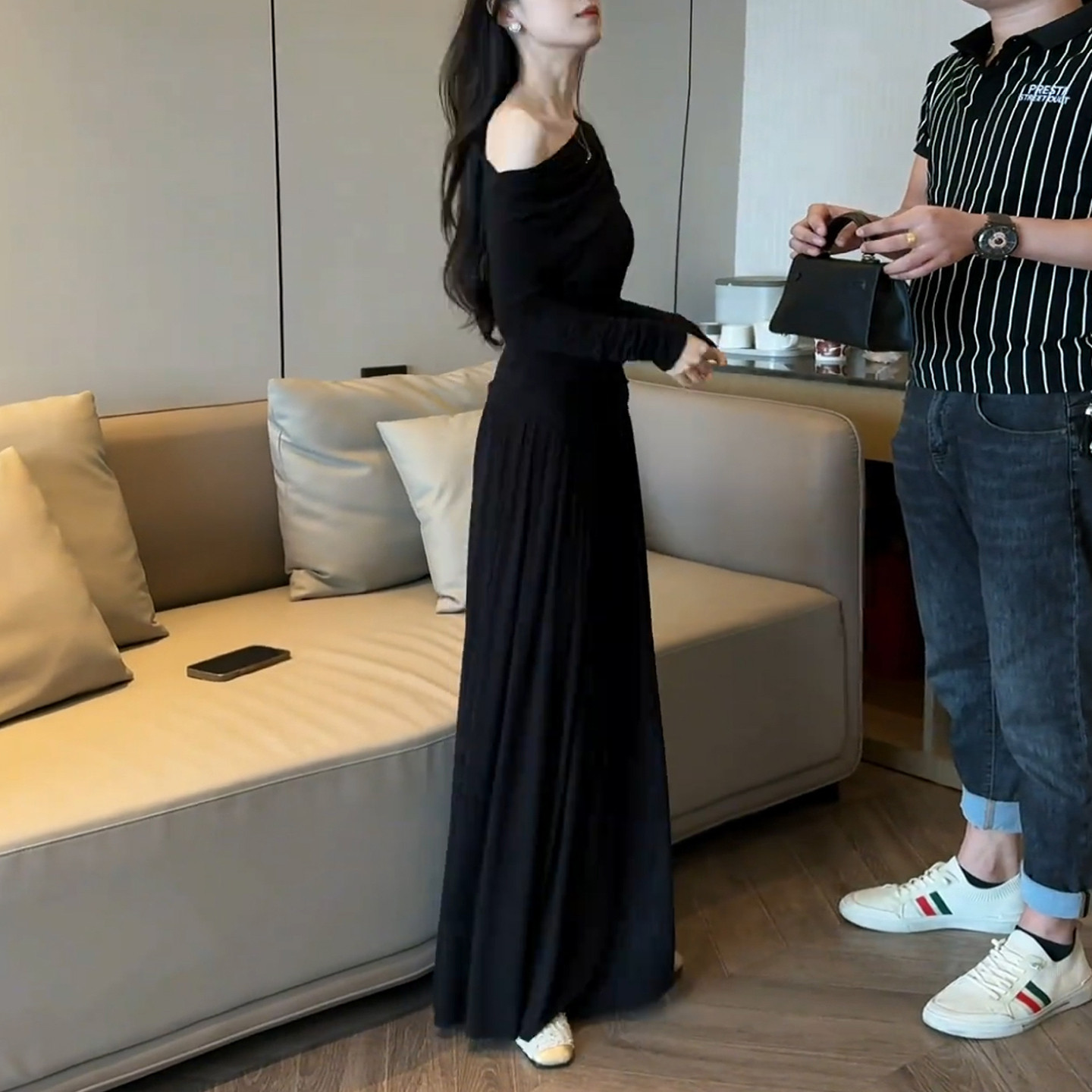 初夏季法式黑色斜肩连衣裙子女装夏2026新款穿搭套装收腰显瘦长裙