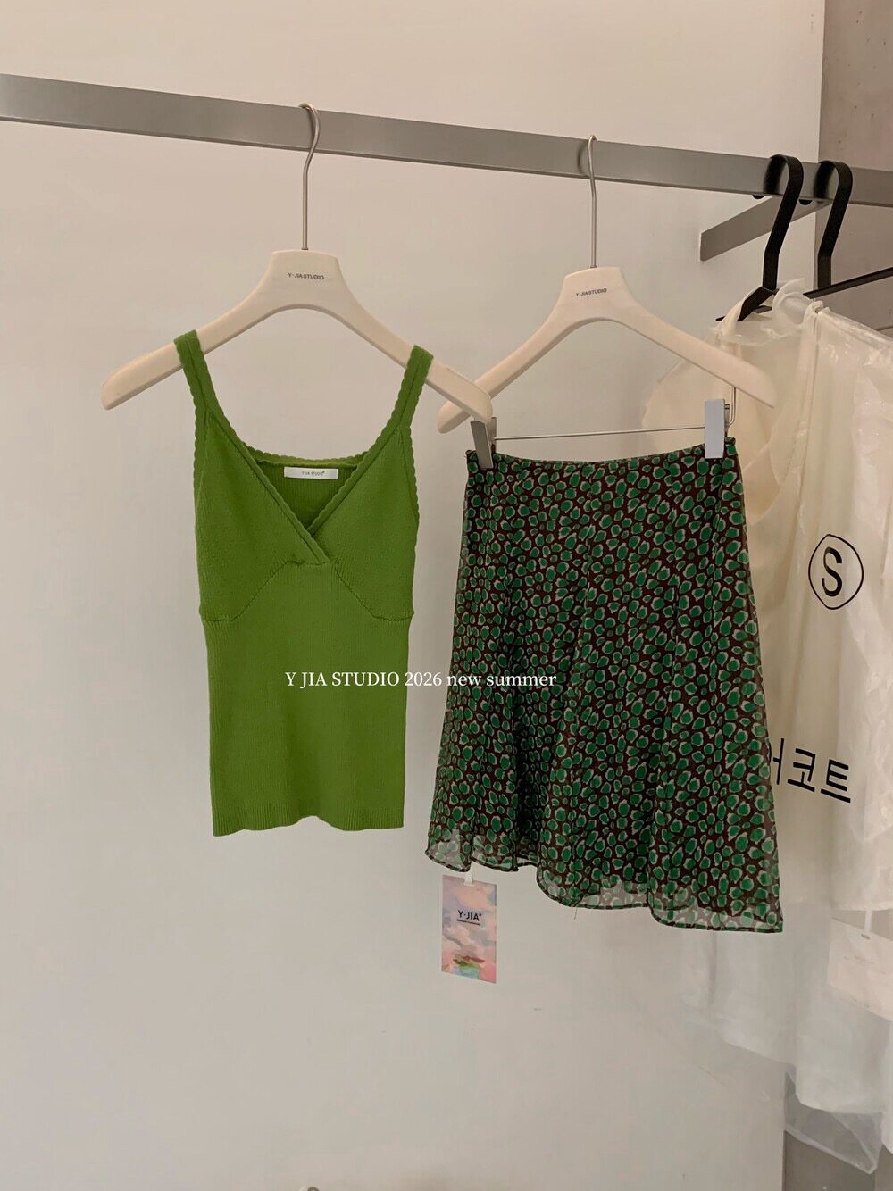 绿盈盈小套装！绿色v领针织无袖背心 绿豹纹碎花半身裙两件套！