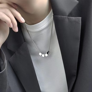男潮韩版项链简约个性钛钢吊坠小众设计几何方糖锁骨链挂饰