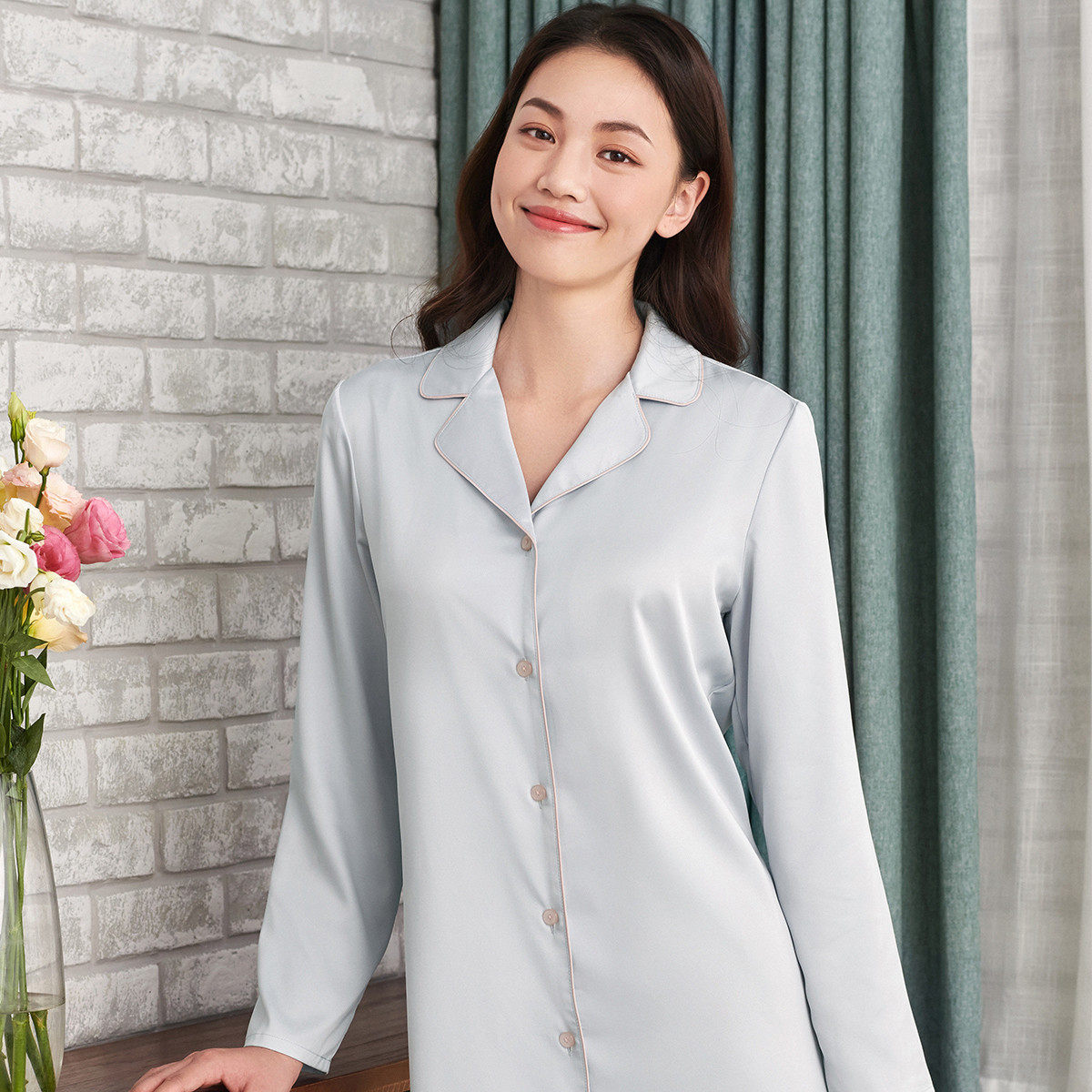 黛安芬丝滑缎面简约V领松紧垂感长款女士家居服H000031