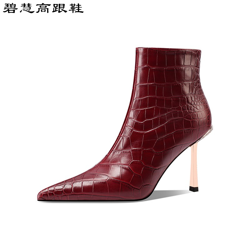 安可拉红复古压花皮尖头高跟短靴