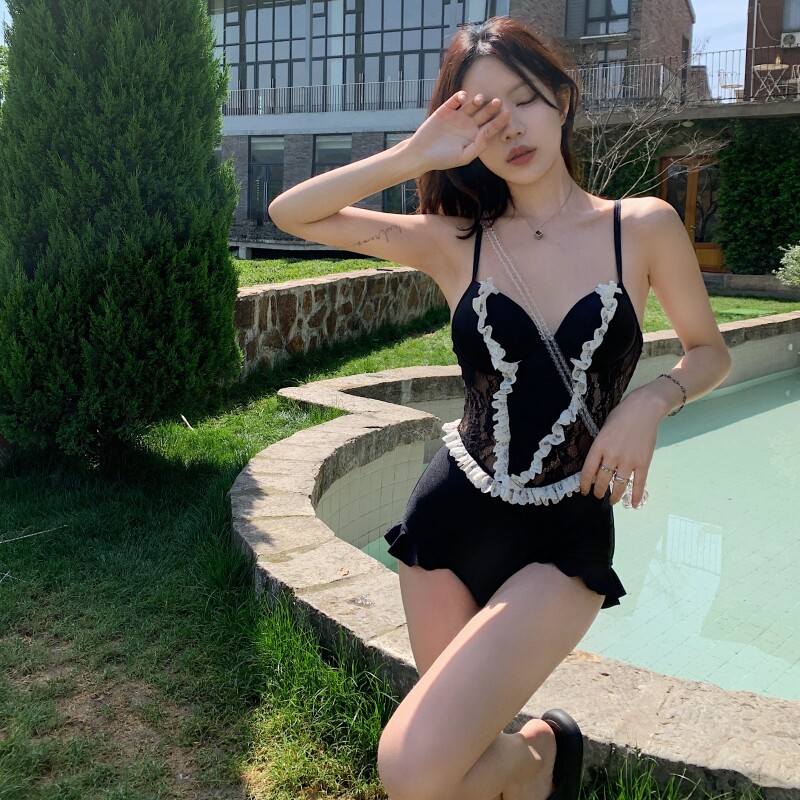泳衣女2024新款性感露背绑带小胸聚拢遮肚显瘦连体蕾丝黑色游泳装