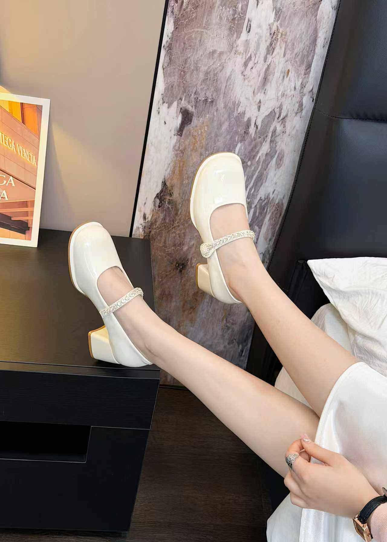 法式玛丽珍鞋女高跟鞋2026年新款春夏季百搭水钻粗跟配裙子小单鞋