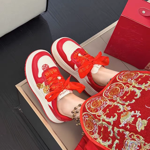 婚鞋女2026春季新款本命年运动鞋板鞋厚底增高红色小个子新娘鞋子