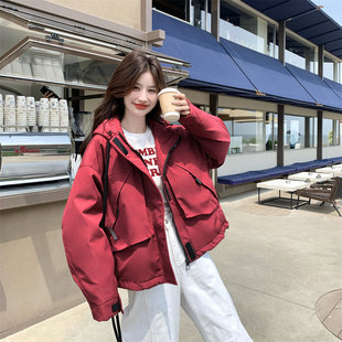 新红色短款连帽冲锋衣派克羽绒服外套女冬今年新款俏皮减龄白鸭绒