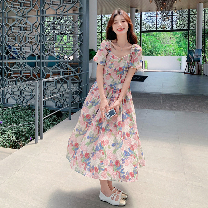 多巴胺法式泡泡袖油画印花方领碎花连衣裙女夏收腰显瘦气质温柔风