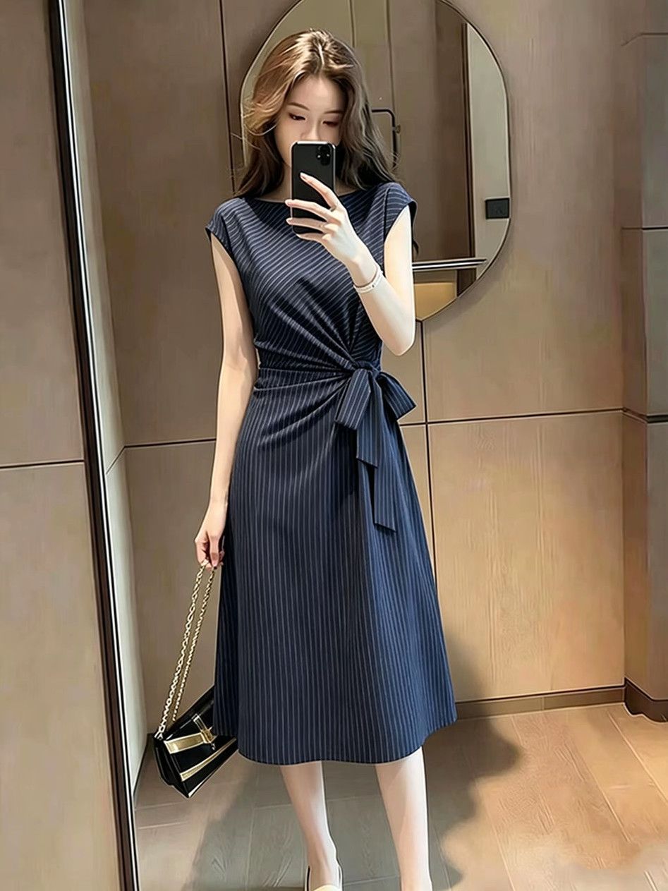 Qadın yay paltarı, beli sıxan nazik siluetli model