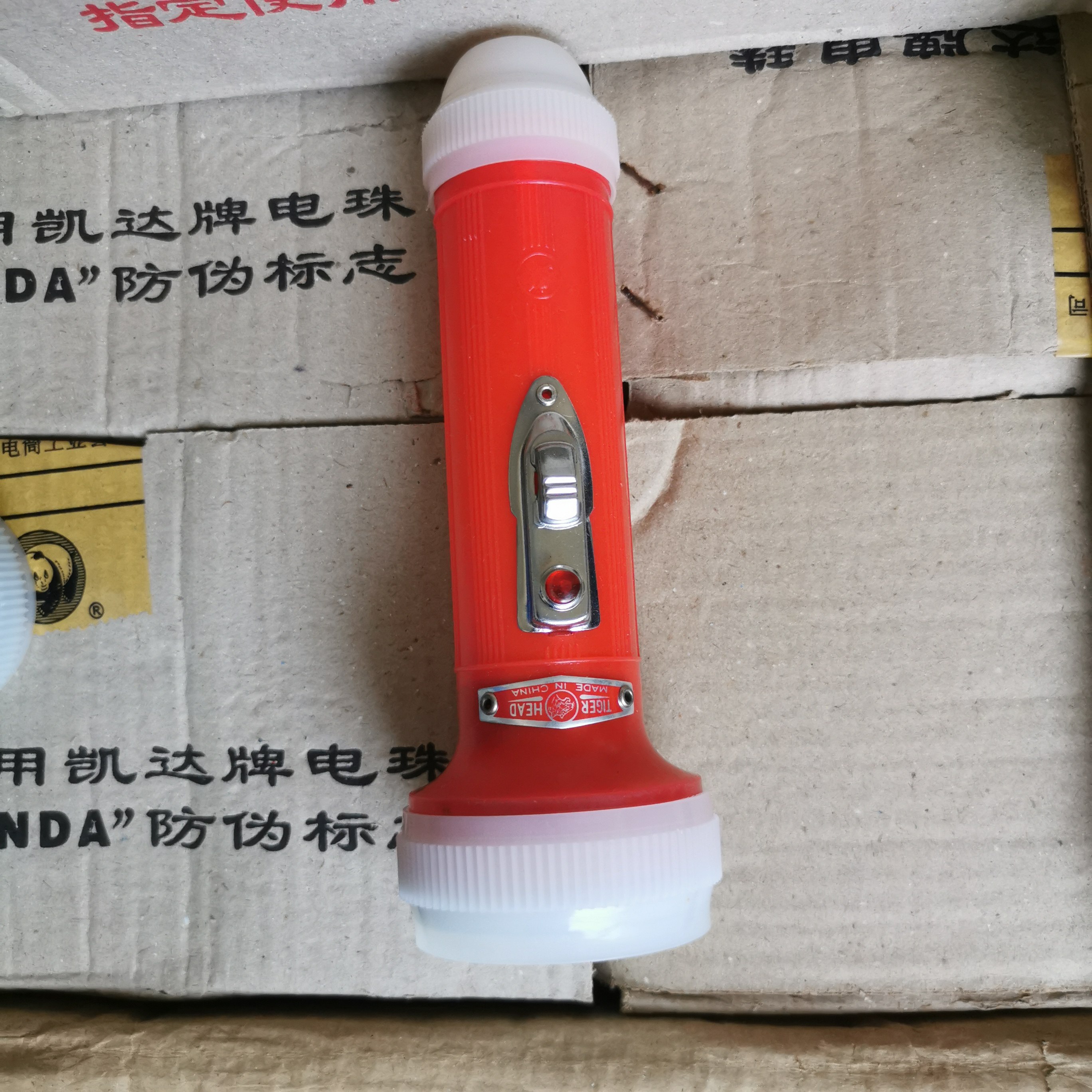 库存正品虎头牌老式手电筒2节1号干电池暖光护眼钨丝灯泡黄光手灯