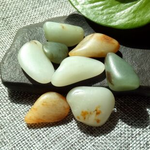 和田籽料原石 真皮独籽 红皮白肉羊脂玉 沙枣青吊坠手串精品玩料