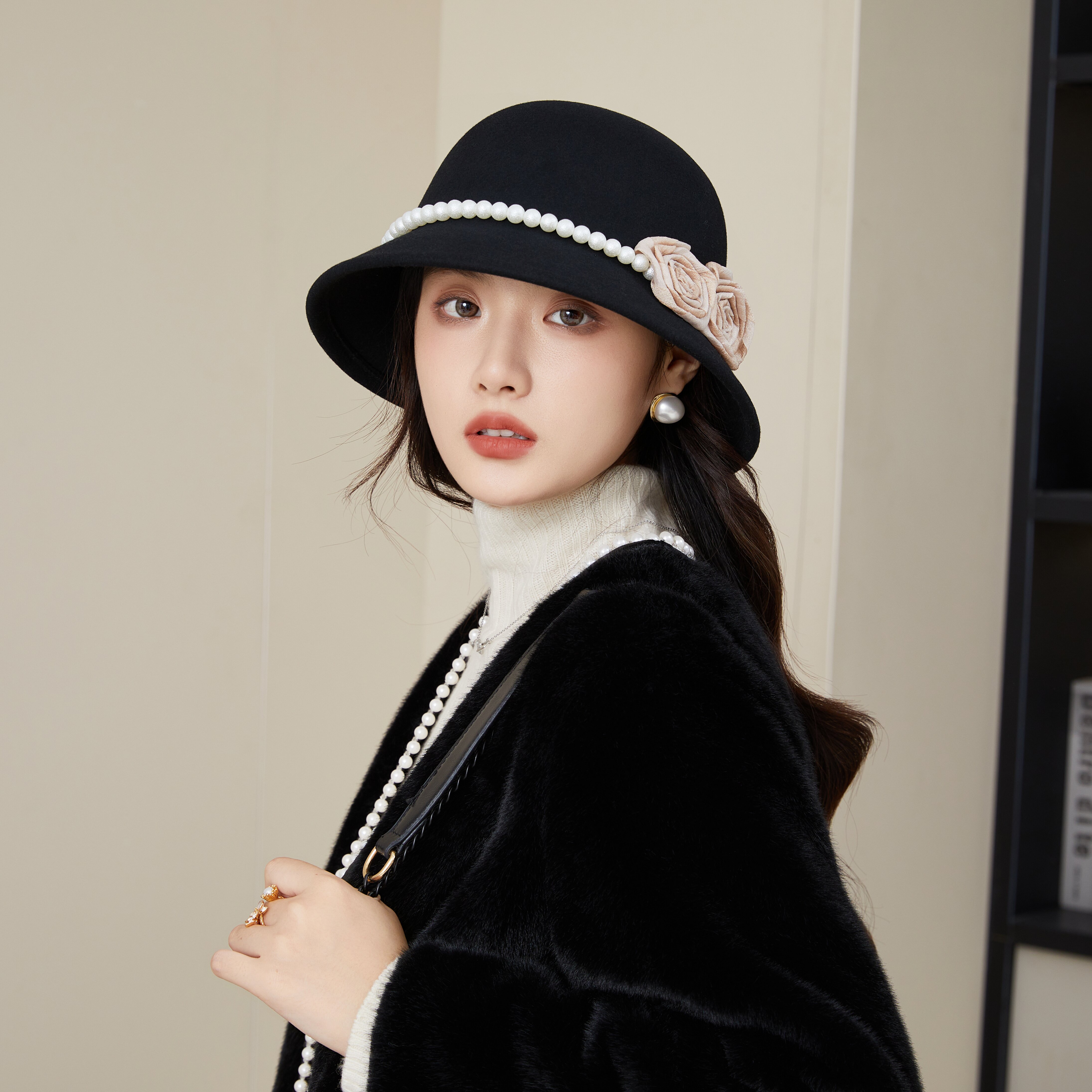 法式秋冬新款渔夫帽盆帽女优雅玫瑰花百搭复古赫本风羊毛呢黑色