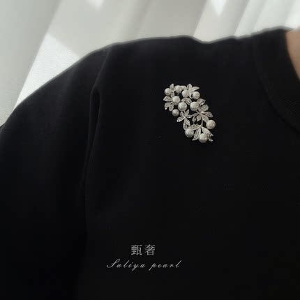 《露宿人间》M家高档胸针天然淡水珍珠镶嵌2024年新款胸花配饰女