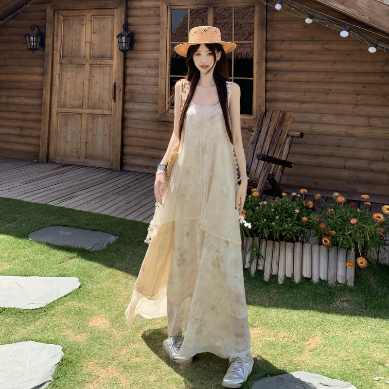 大码女装杏色吊带连衣裙夏季新款胖mm显瘦温柔风蛋糕长裙法式度假