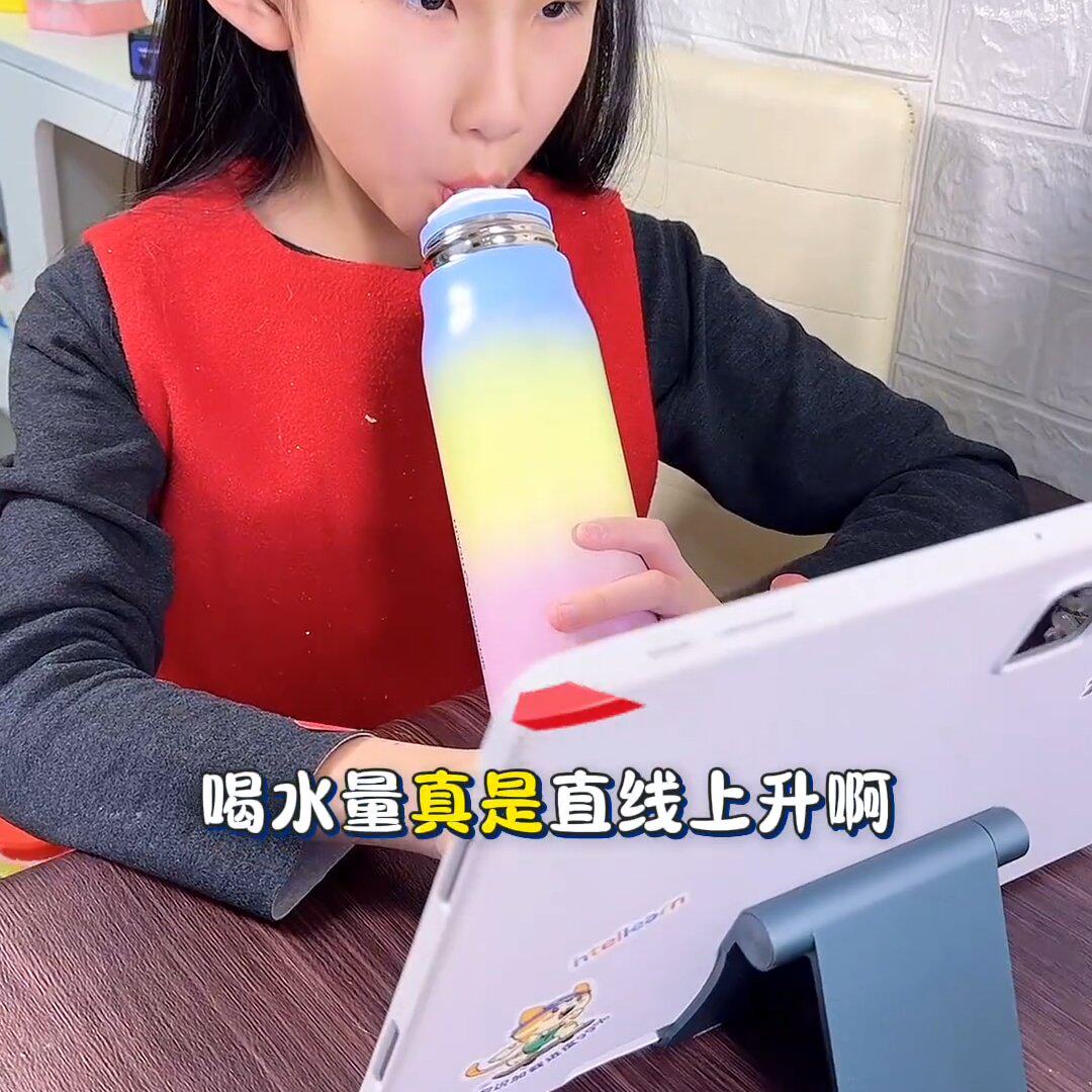 2026 跨境果味磨砂渐变吸管杯 0 糖 0 卡萃香氛双饮爆款便携水瓶