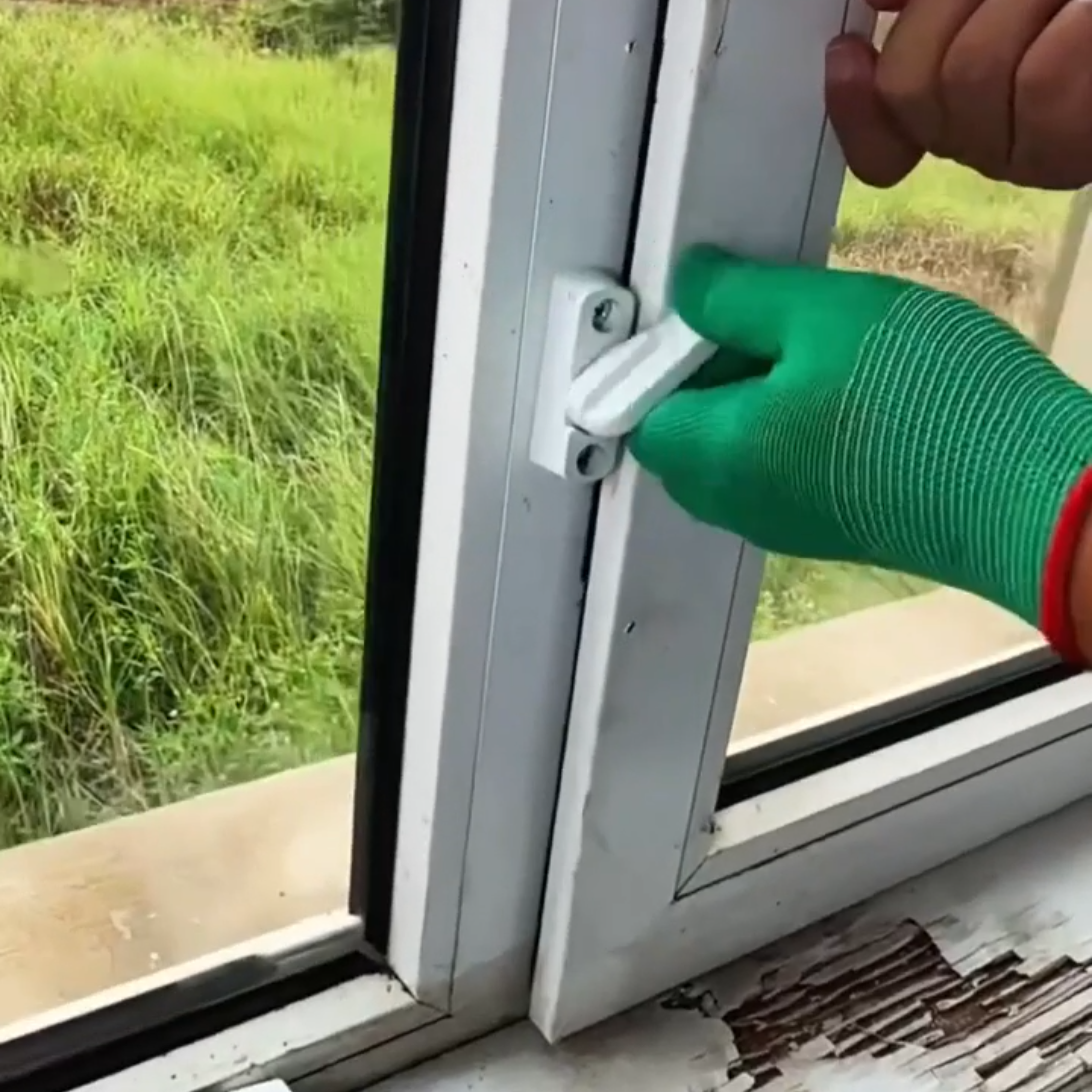 塑钢窗T型防盗锁扣平开门窗限位器推拉执手加固搭扣把手安全锁具