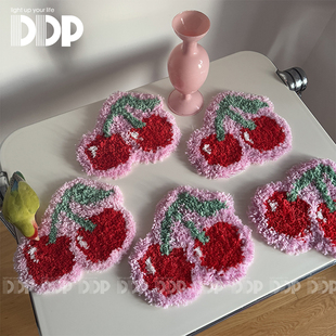 DDP手工簇绒粉色樱桃家用商用杯垫隔热桌垫辣妹Y2K防水礼物多巴胺