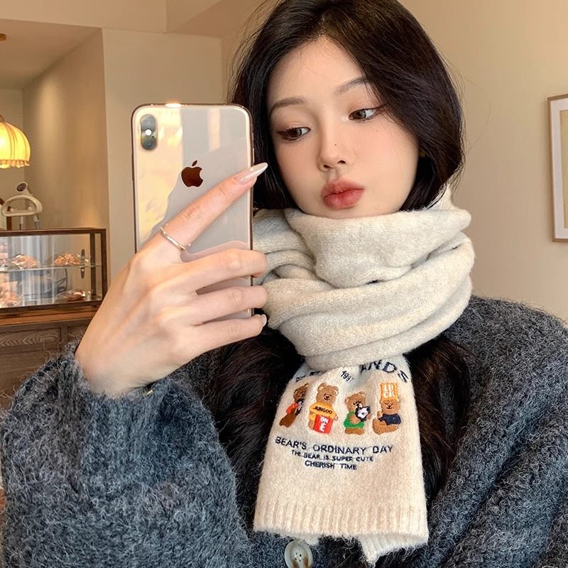 小熊刺绣毛线围巾女2025秋冬季含羊毛保暖百搭加厚针织围脖学院风